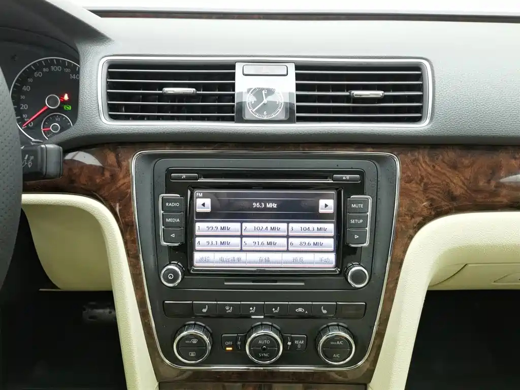 VOLKSWAGEN PASSAT 2013