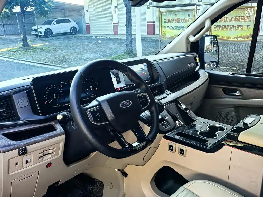 FORD TOUREO 2023