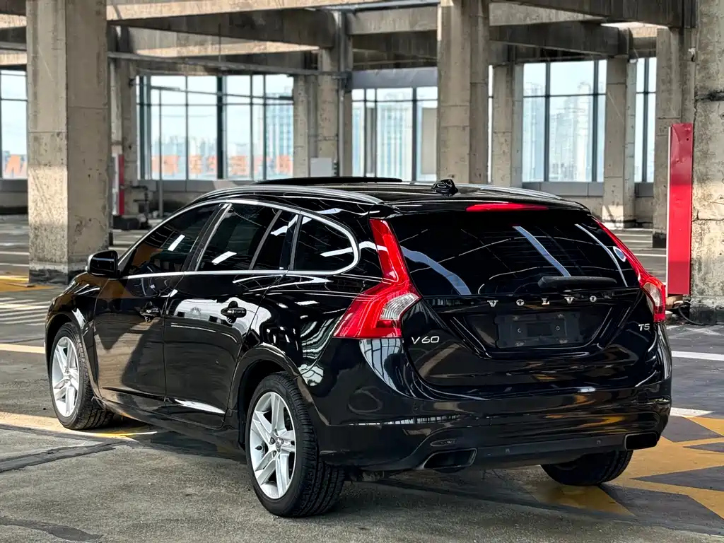 VOLVO V60 2015