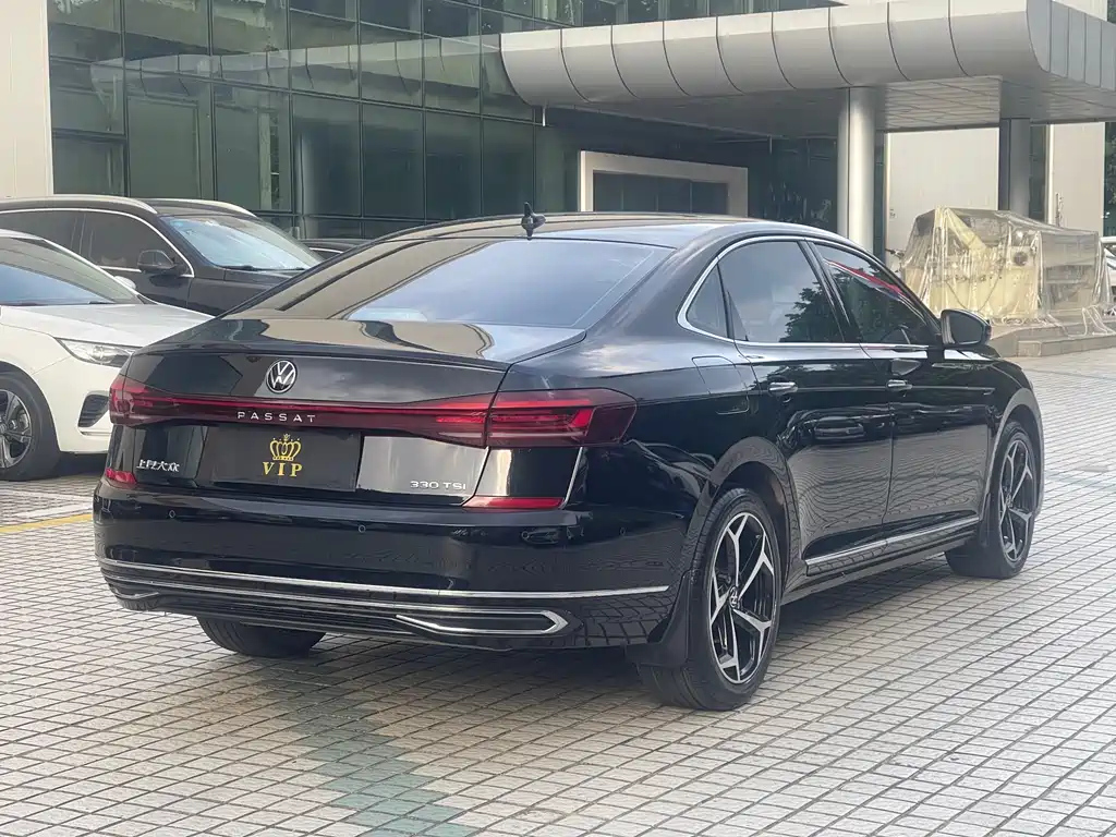 VOLKSWAGEN PASSAT 2023