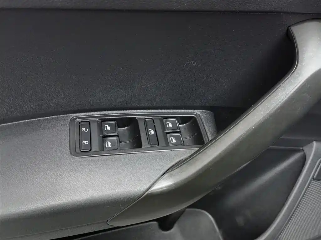 VOLKSWAGEN SANTANA 2017