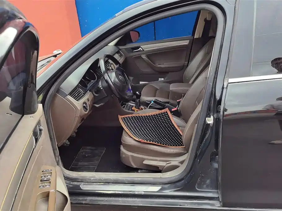 VOLKSWAGEN BORA 2013