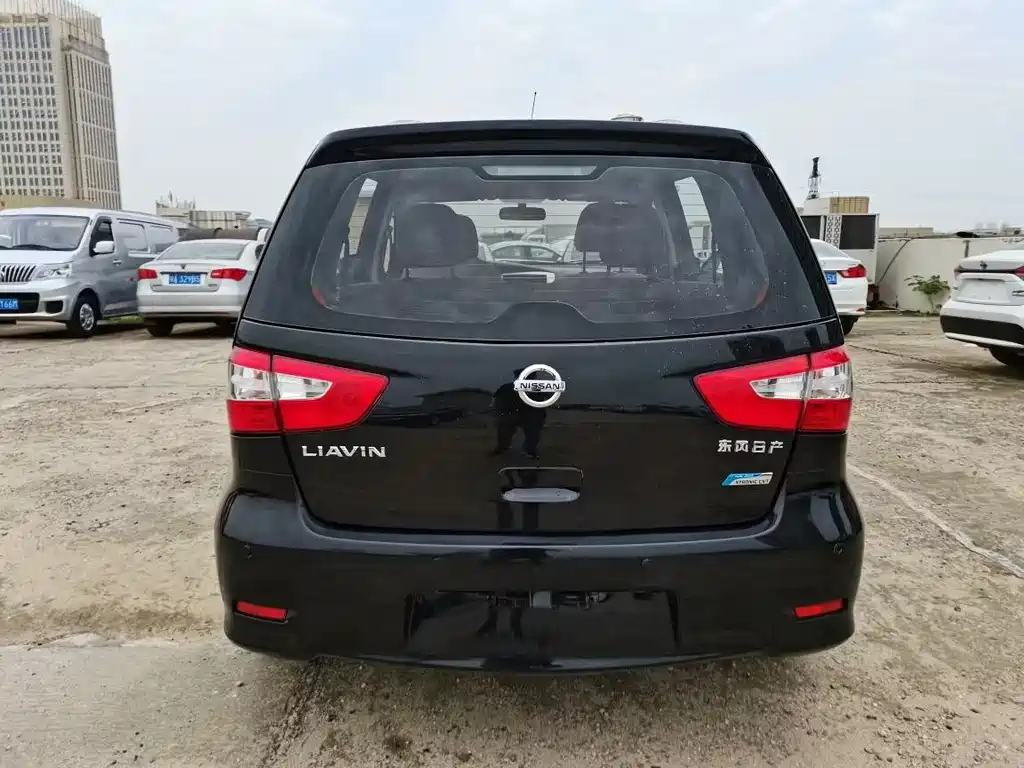 NISSAN LIVINA 2015