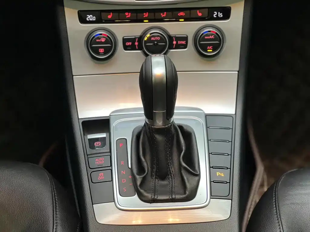 VOLKSWAGEN MAGOTAN 2015