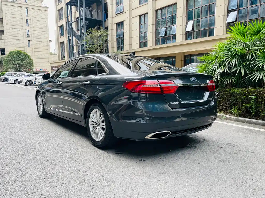 FORD TAURUS 2018