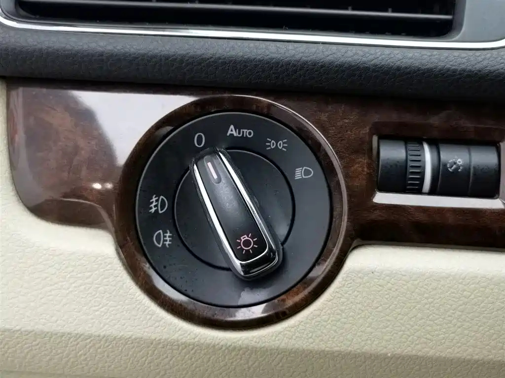 VOLKSWAGEN PASSAT 2013