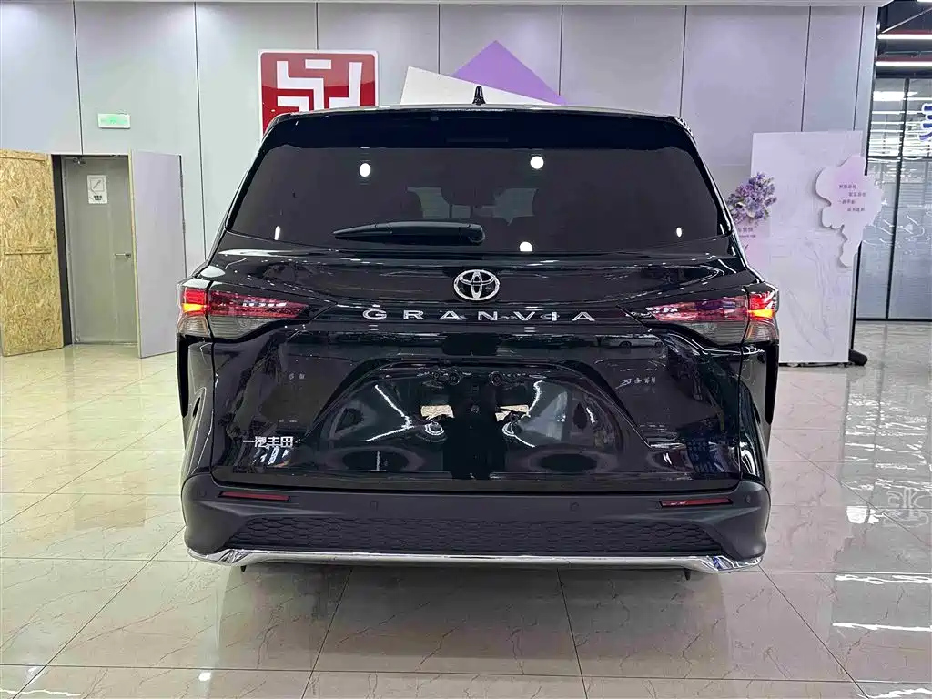 TOYOTA GRANVIA 2024