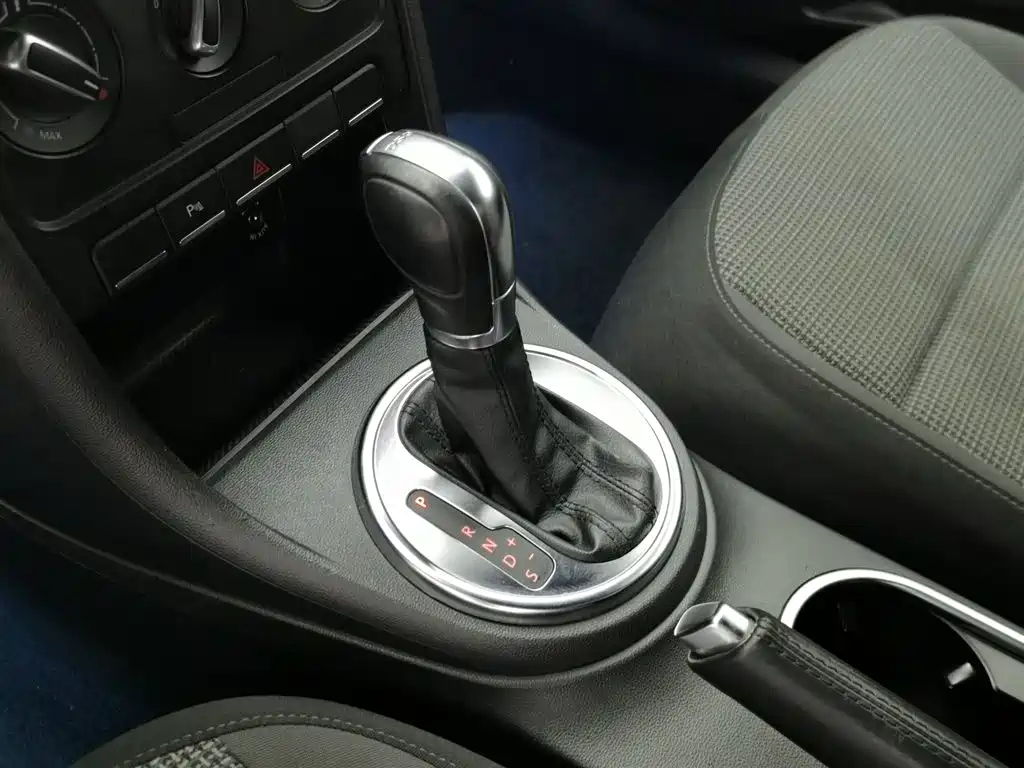 VOLKSWAGEN BEETLE 2014