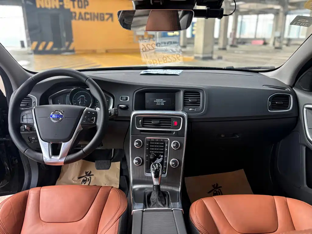 VOLVO V60 2015
