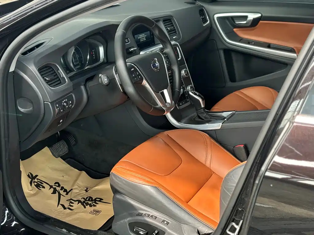 VOLVO V60 2015