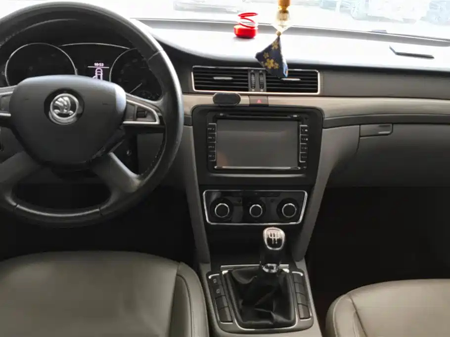 SKODA SUPERB 2013