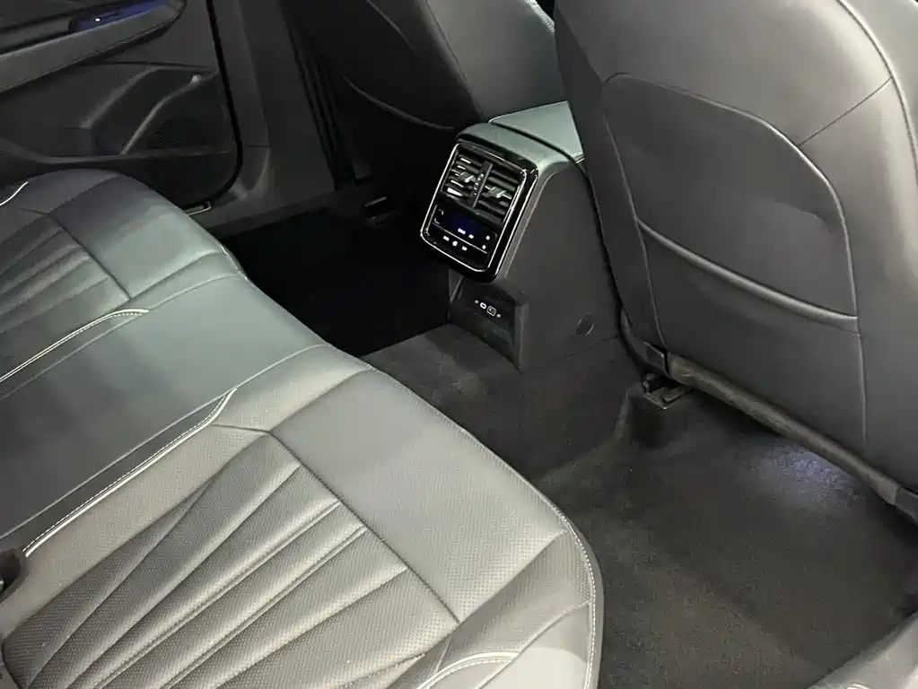 VOLKSWAGEN PASSAT 2024