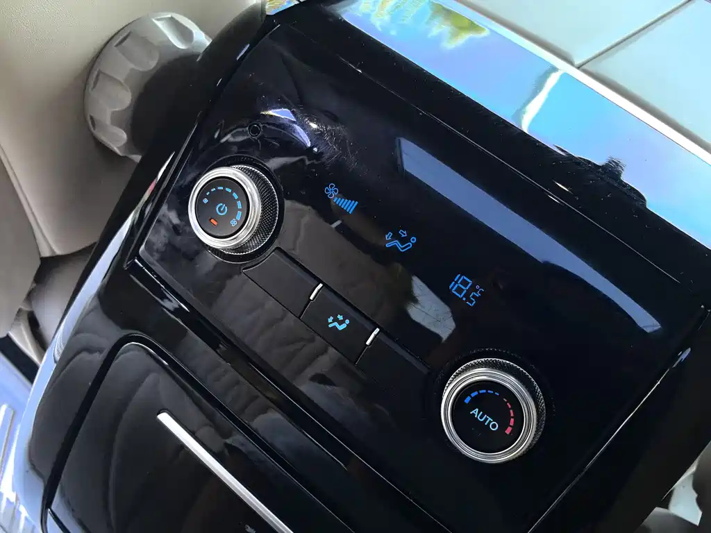 FORD TOUREO 2023