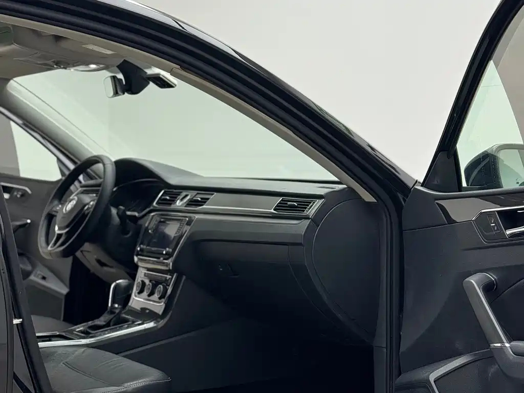 VOLKSWAGEN PASSAT 2017