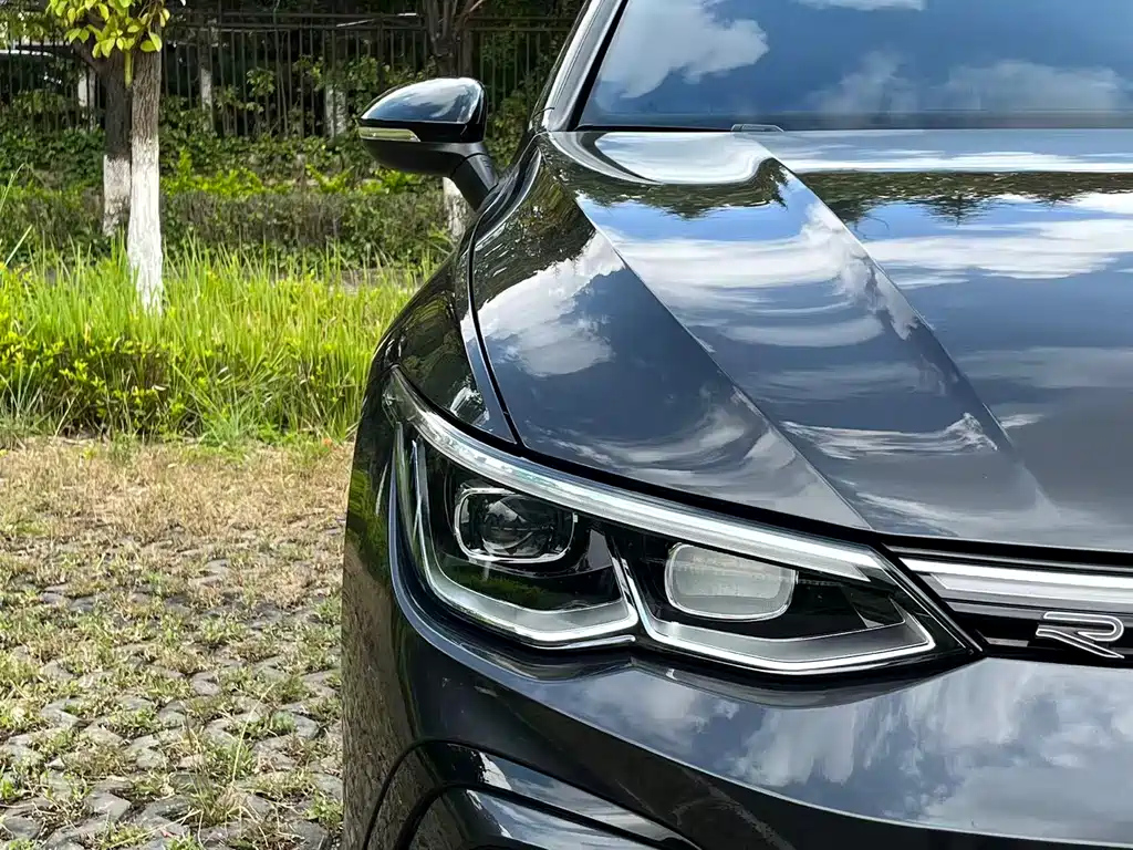 VOLKSWAGEN GOLF 2023