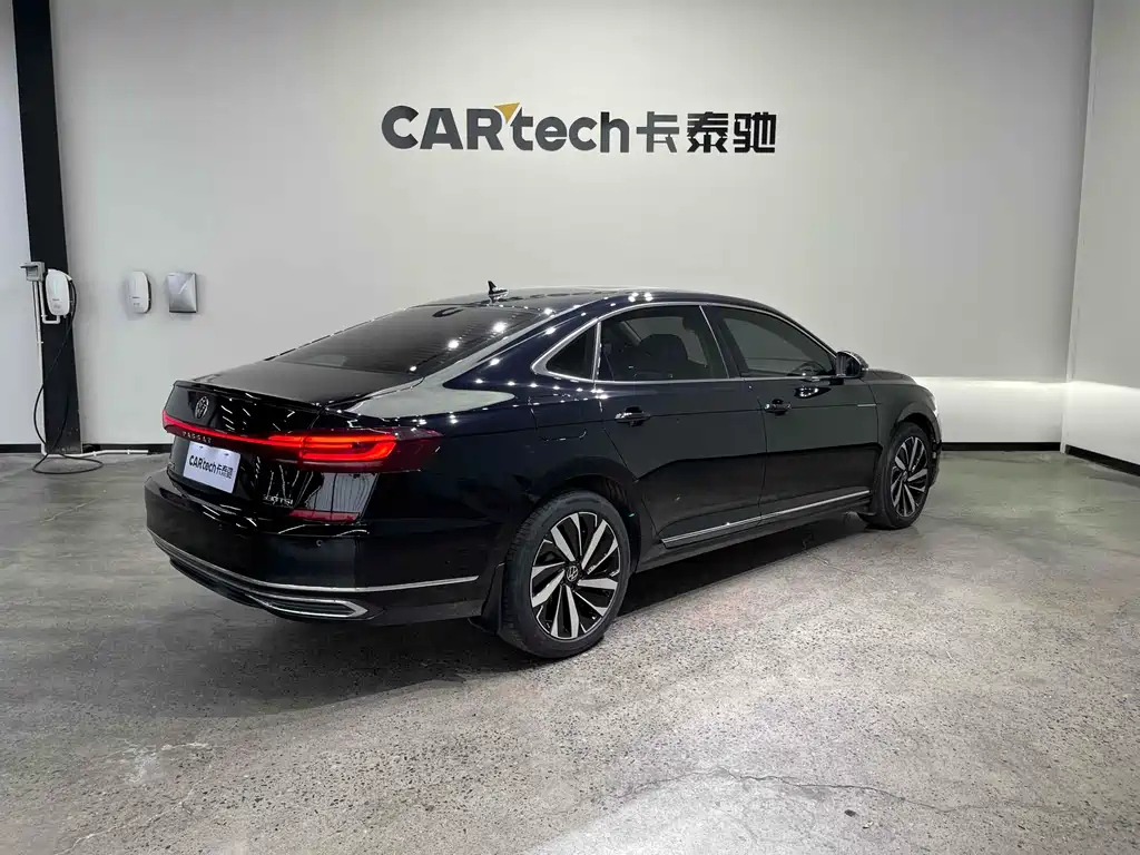 VOLKSWAGEN PASSAT 2024