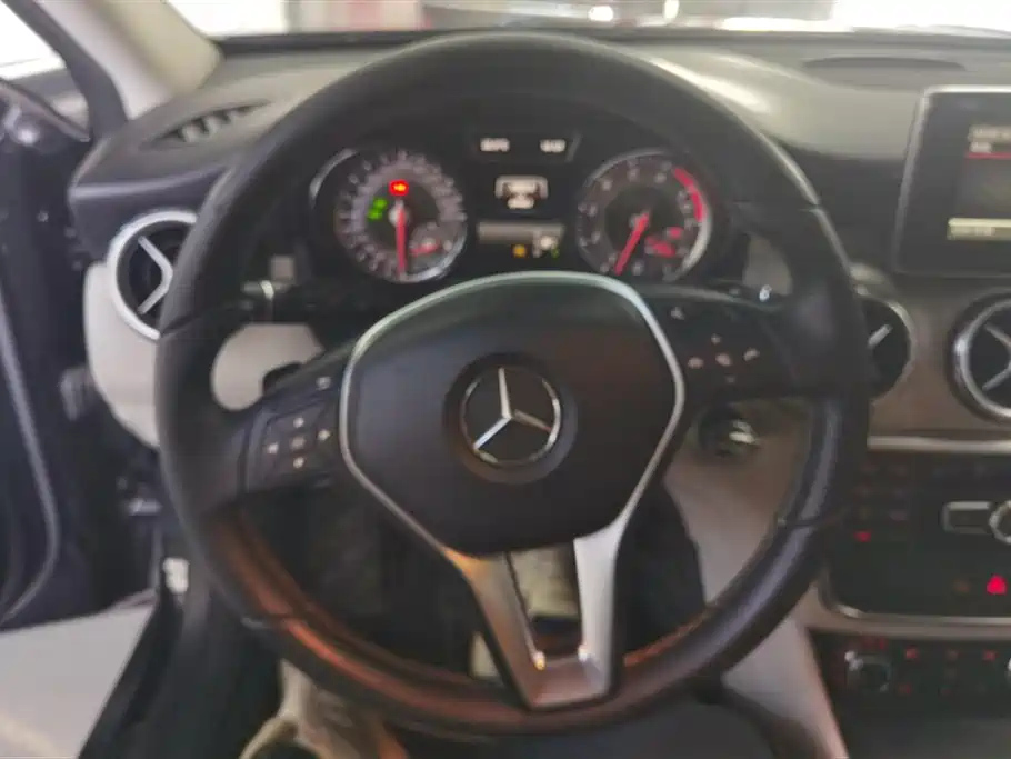 MERCEDES BENZ GLA 2015