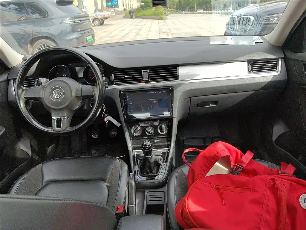VOLKSWAGEN BORA 2015