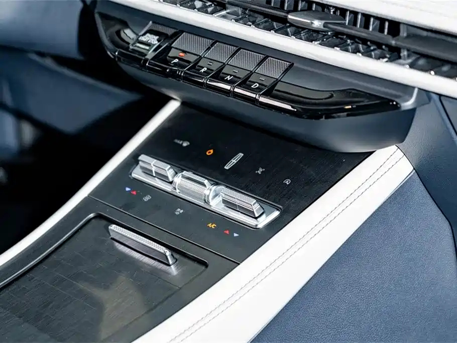 LINCOLN ADVENTURER 2024