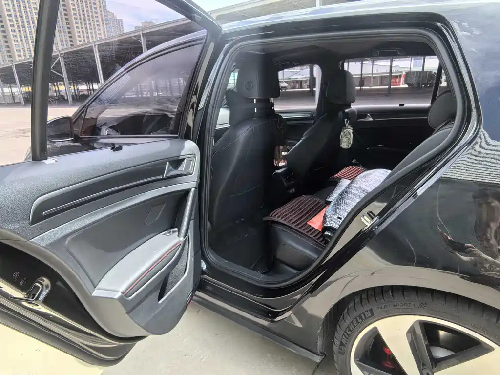 VOLKSWAGEN GOLF GTI 2019