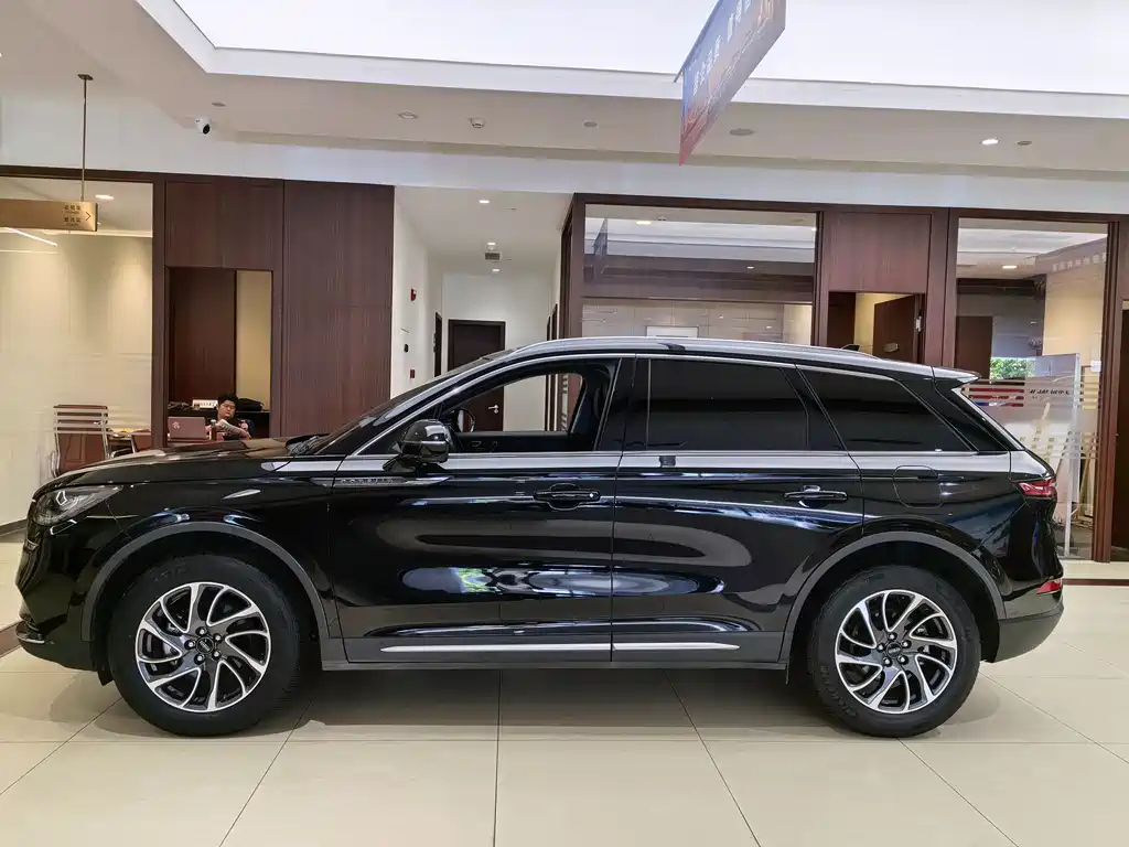LINCOLN ADVENTURER 2022