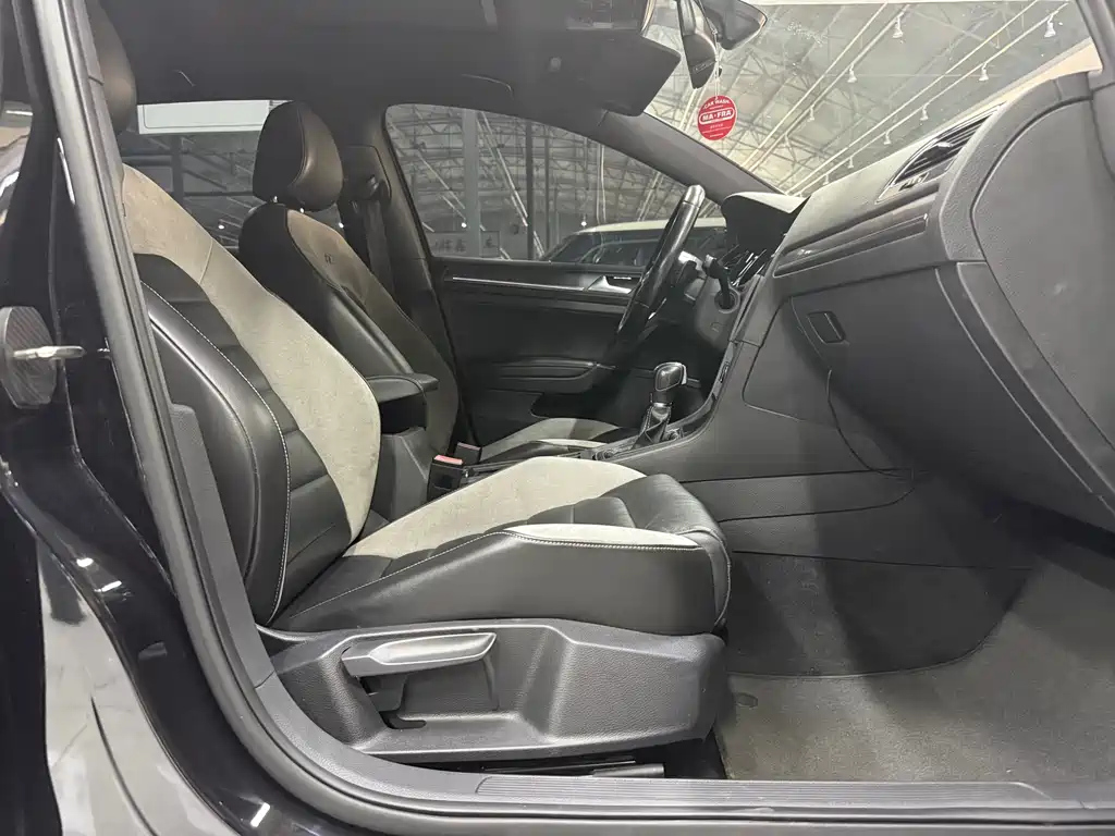 VOLKSWAGEN GOLF 2016