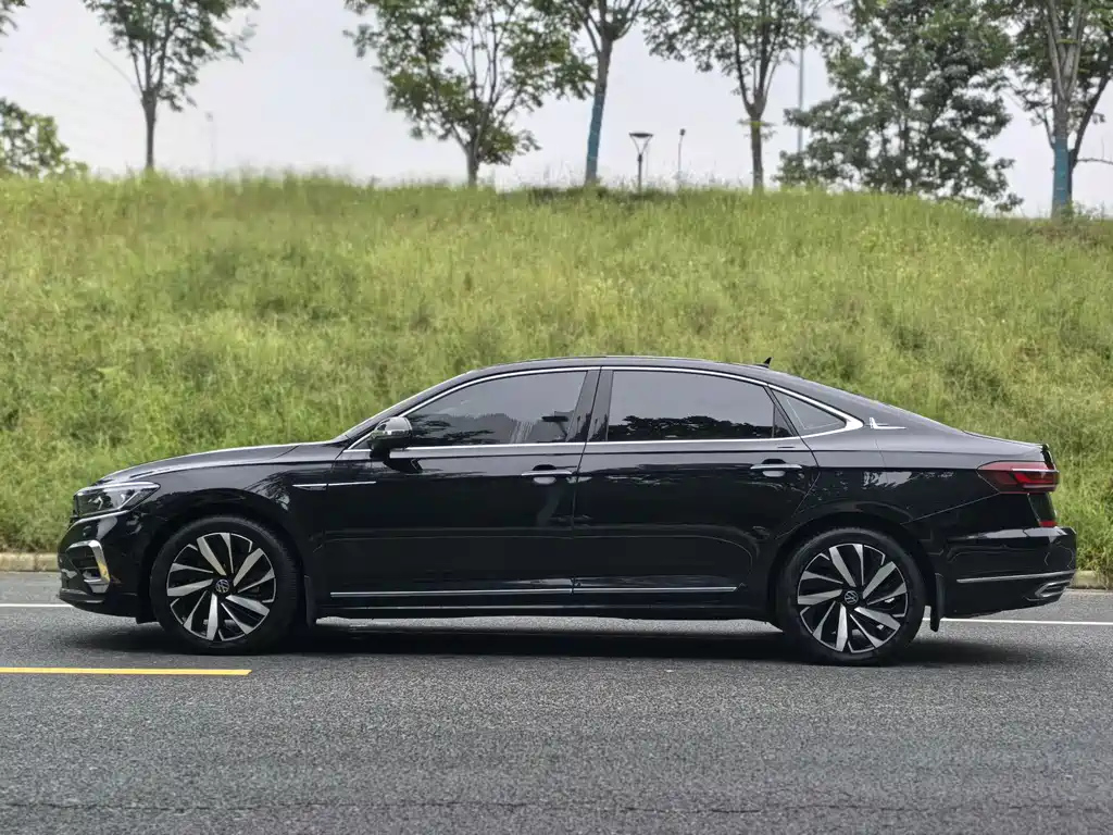 VOLKSWAGEN PASSAT 2023
