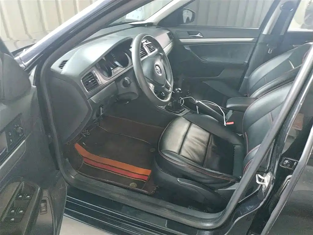 VOLKSWAGEN LAVIDA 2015