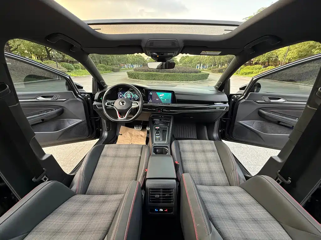 VOLKSWAGEN GOLF GTI 2023