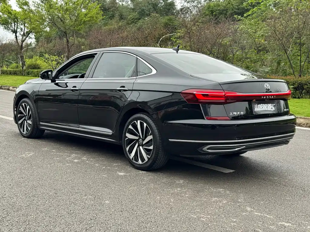 VOLKSWAGEN PASSAT 2024