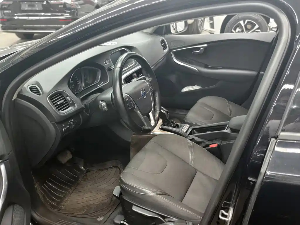 VOLVO V40 2014
