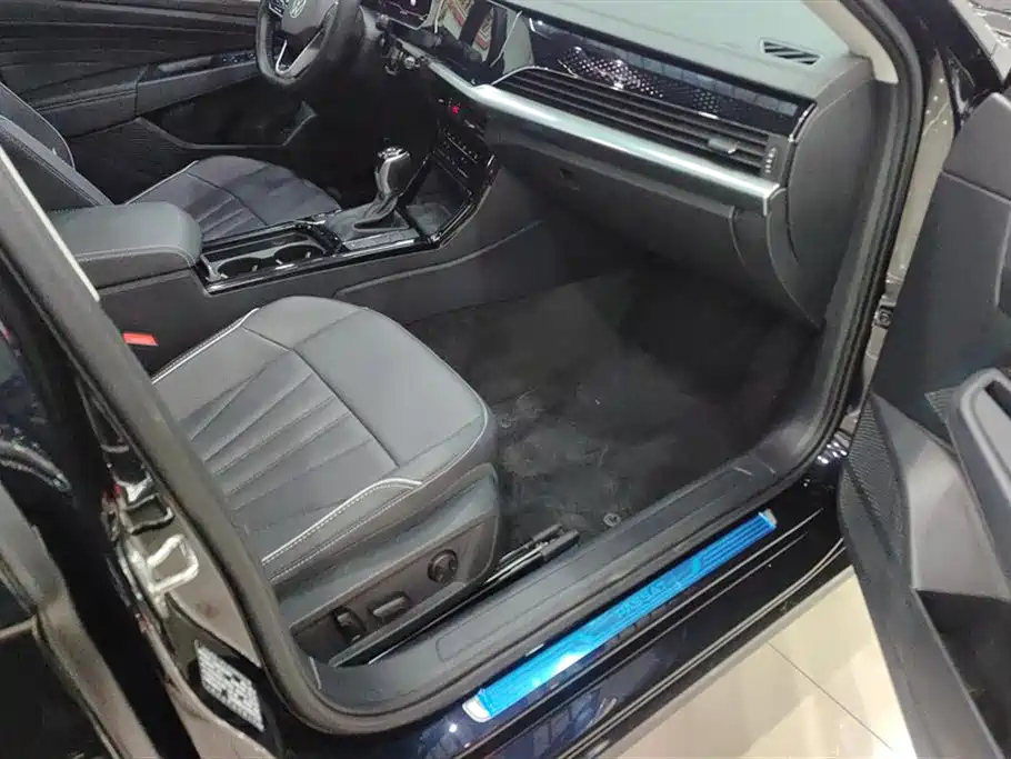 VOLKSWAGEN PASSAT 2024