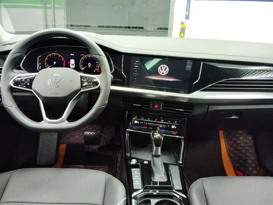 VOLKSWAGEN PASSAT 2024
