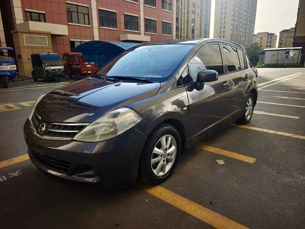 NISSAN TIIDA 2010