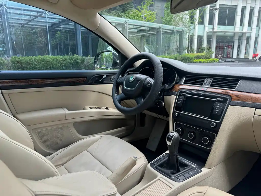 SKODA SUPERB 2012