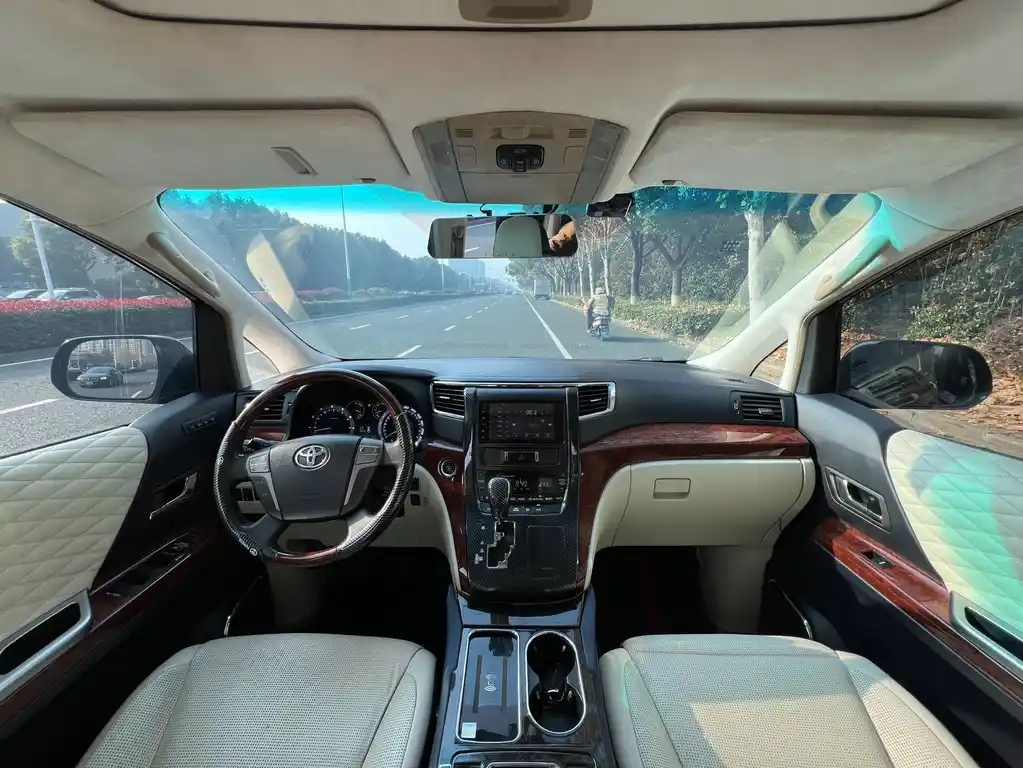 TOYOTA ALPHARD 2012