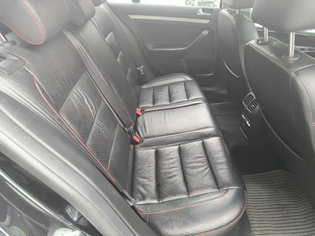 VOLKSWAGEN SAGITAR 2010