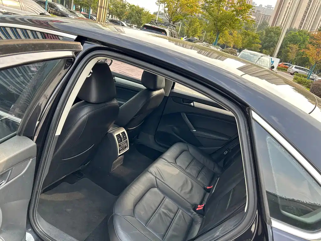 VOLKSWAGEN PASSAT 2015