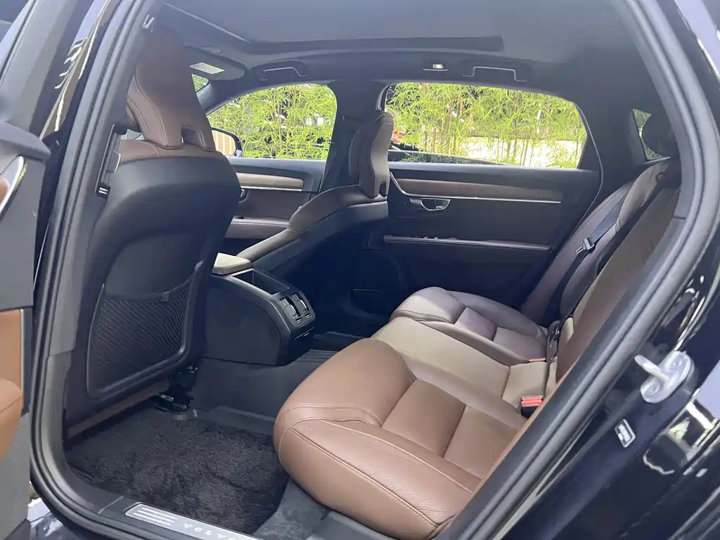 VOLVO S90 2023