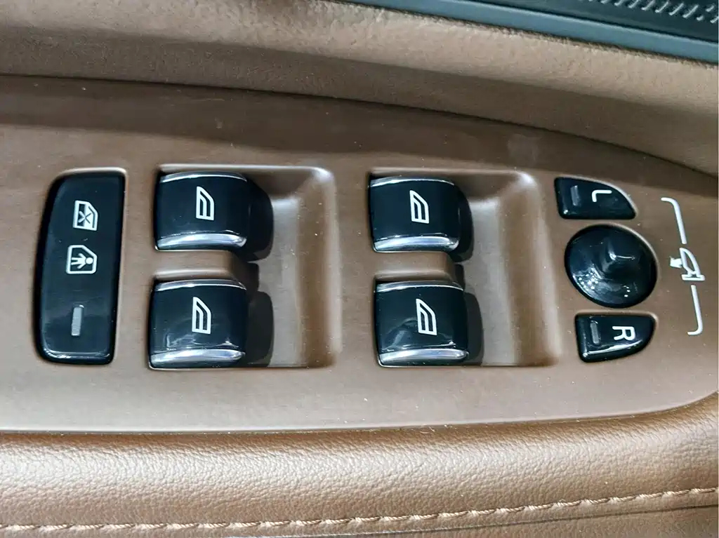 VOLVO S90 2023