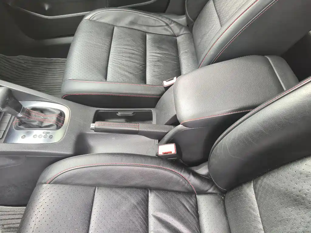 VOLKSWAGEN SAGITAR 2010