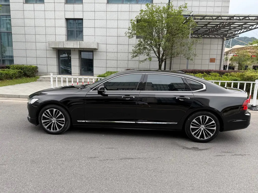 VOLVO S90 2023