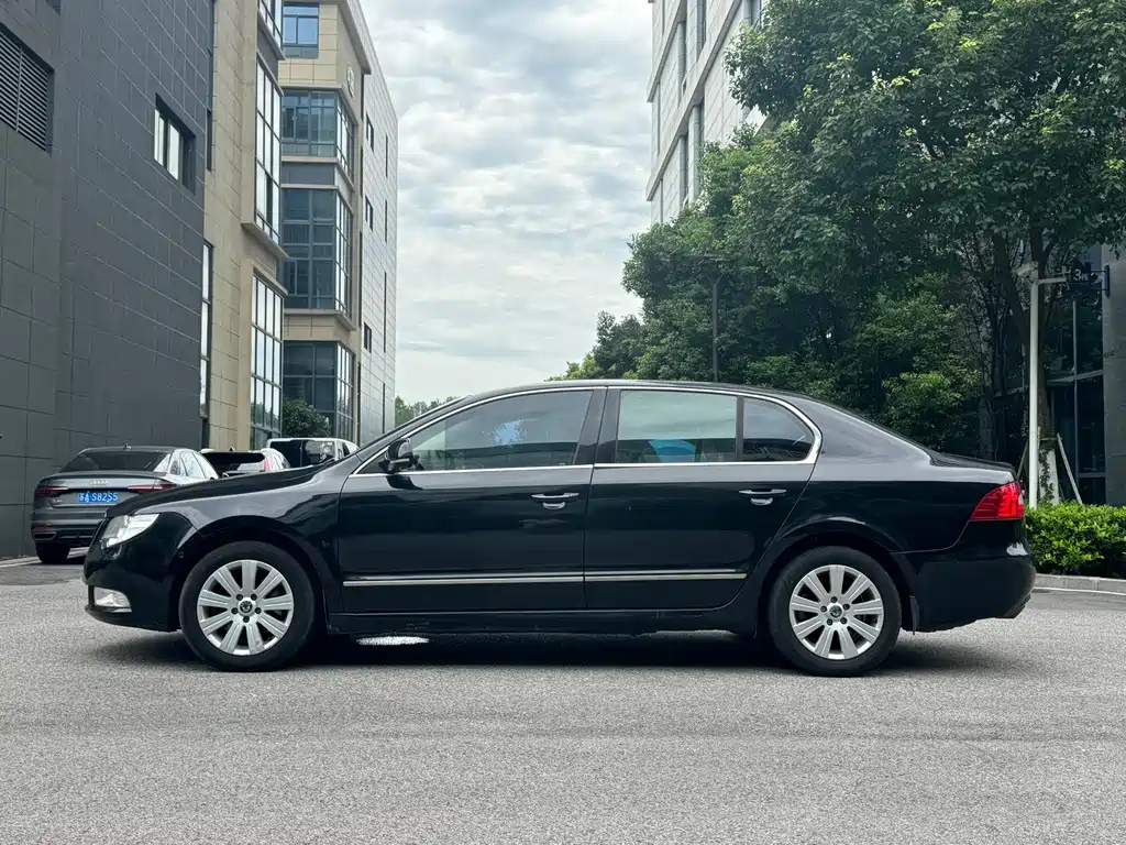 SKODA SUPERB 2012
