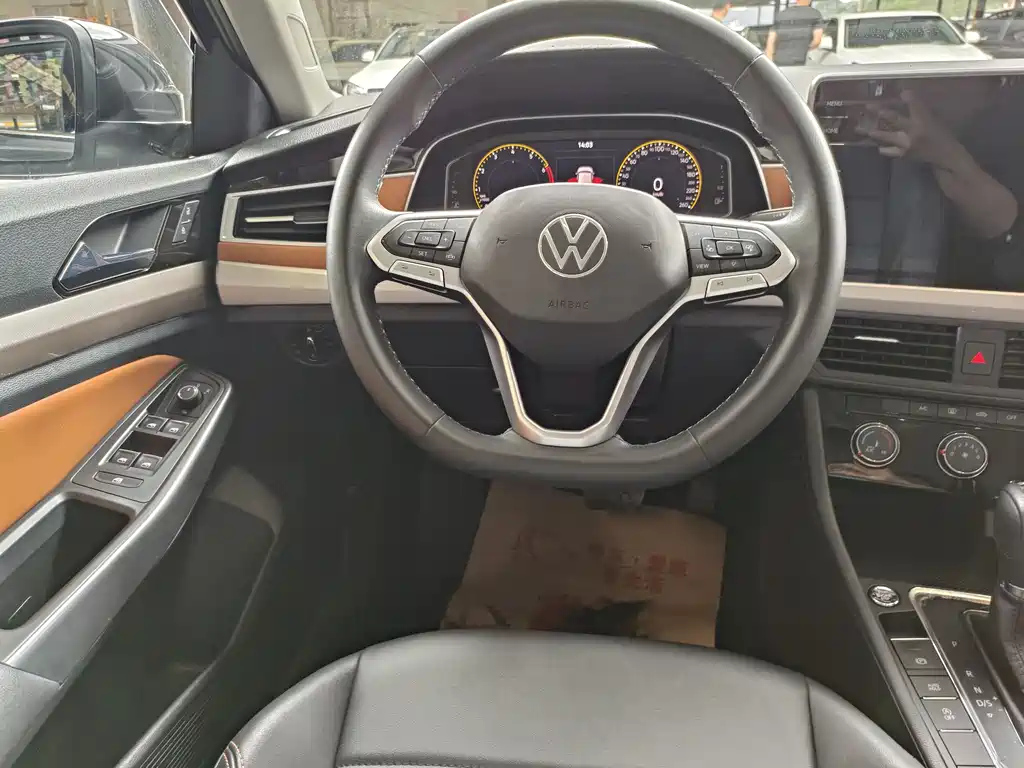 VOLKSWAGEN BORA 2023