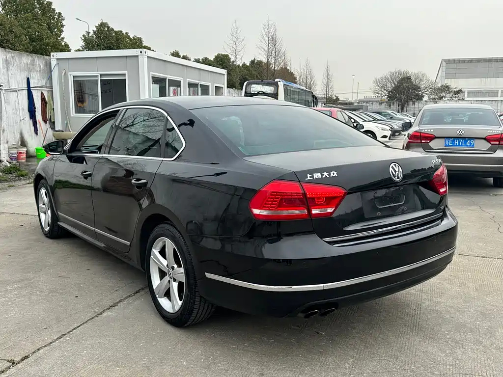 VOLKSWAGEN PASSAT 2011