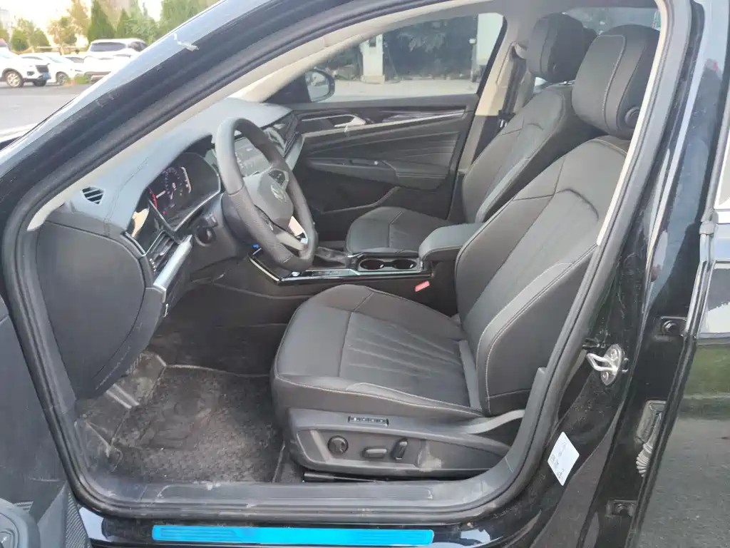 VOLKSWAGEN PASSAT 2024