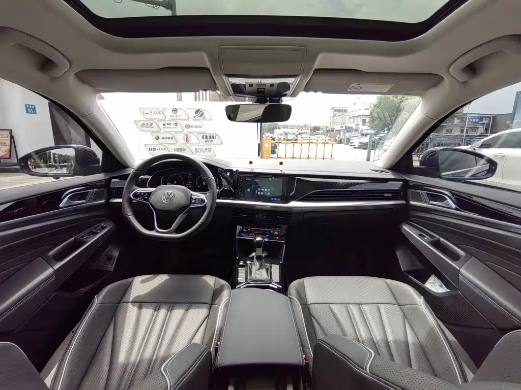 VOLKSWAGEN PASSAT 2024