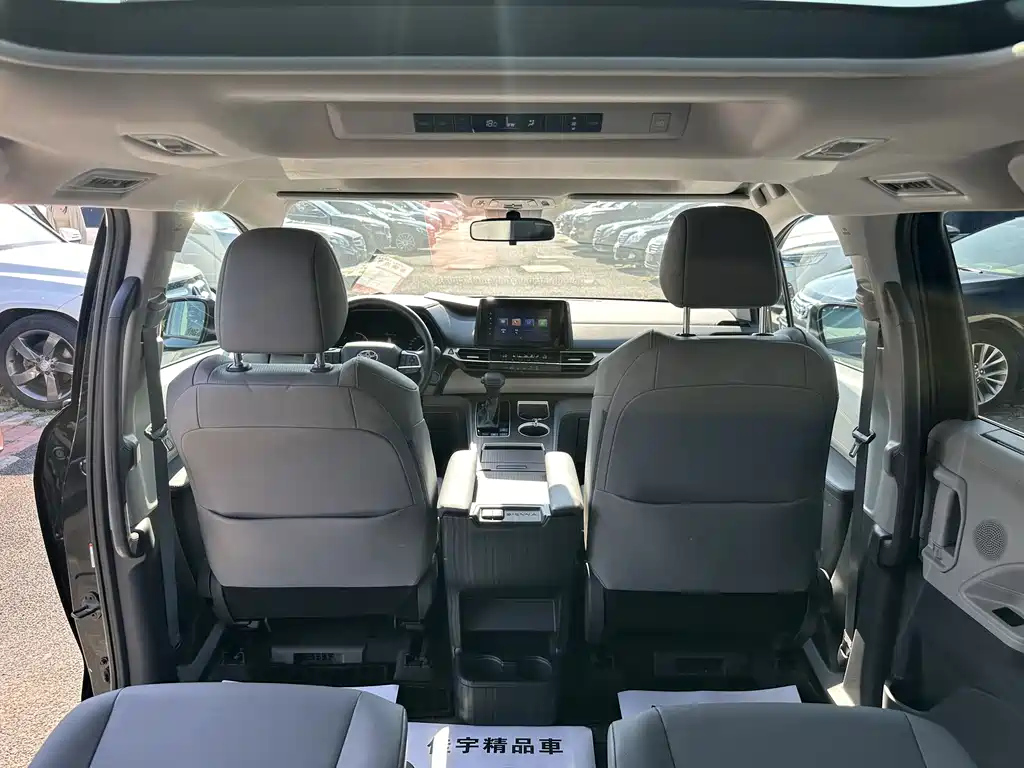 TOYOTA GRANVIA 2023