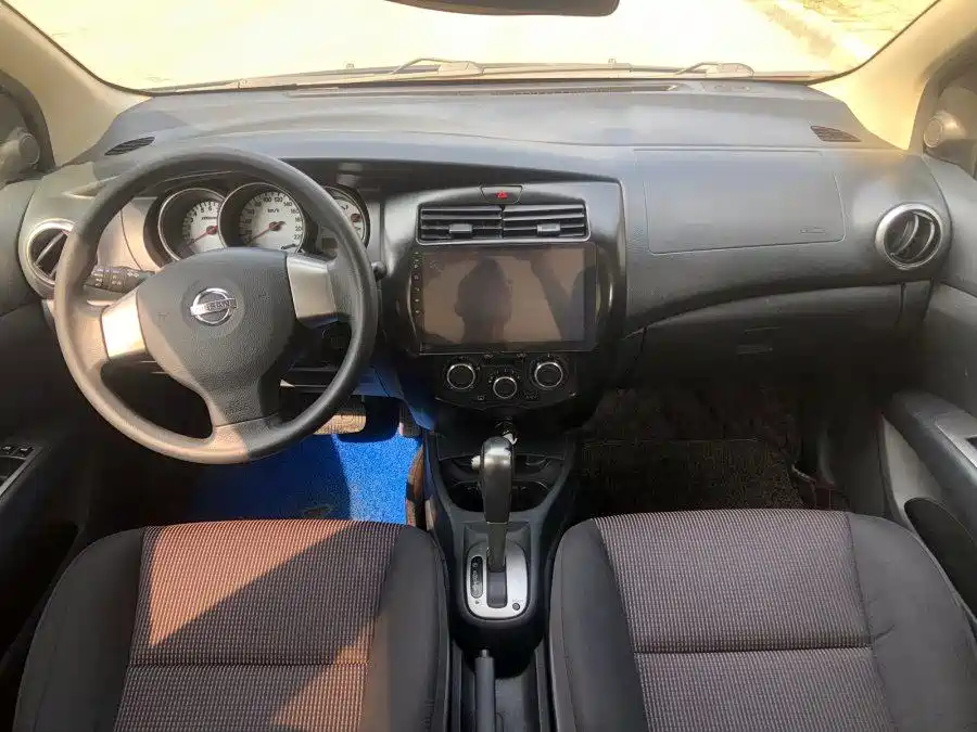 NISSAN LIVINA 2015