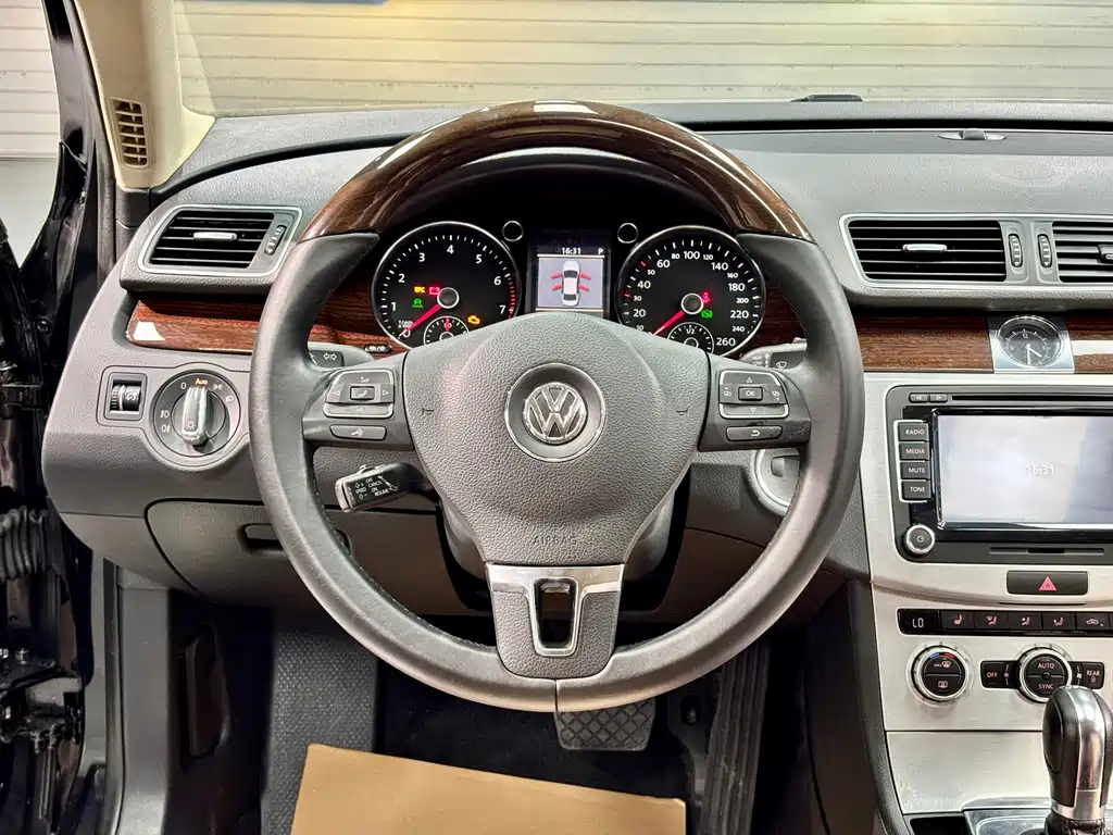 VOLKSWAGEN MAGOTAN 2013